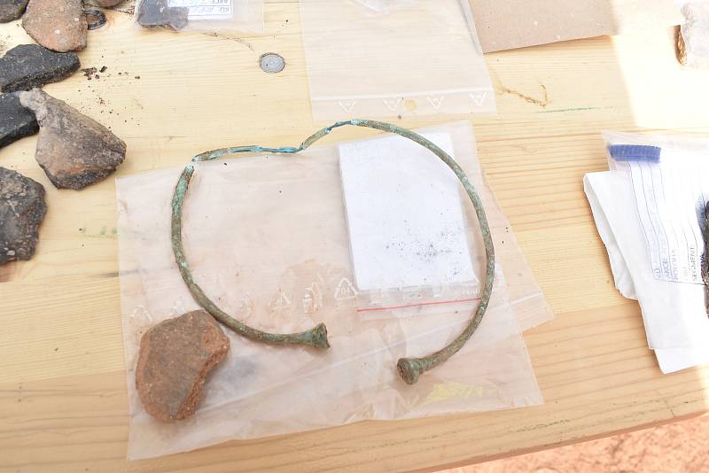 Bronzové šperky, nebo základy domů z doby kamenné našli archeologové na budoucí trase obchvatu Jaroměře.