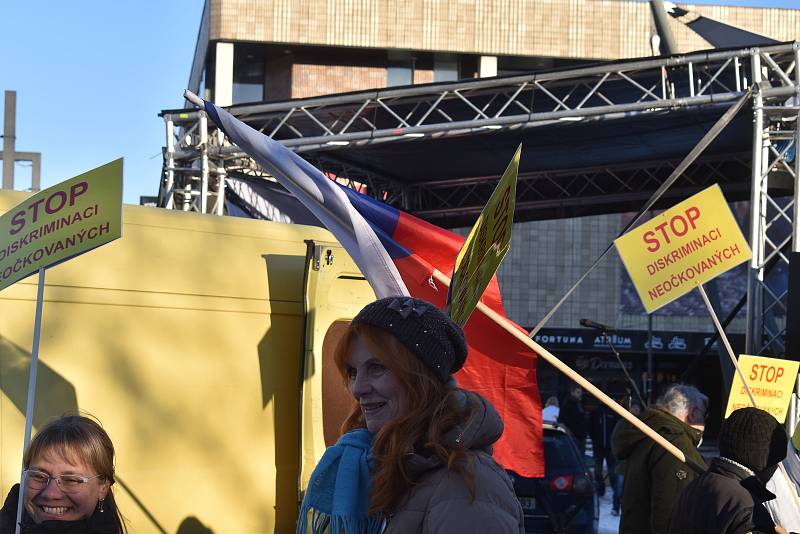 Volání po svobodě se v sobotu odpoledne neslo Hradcem Králové, kde se konala demonstrace odpůrců protiepidemických opatření. Na náměstí 28. října se jich odhadem sešlo více než šest stovek.