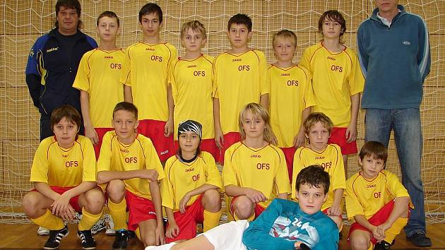 Výběr OFS Hradec U 13, vítěz  Zimní halové ligy KFS Královéhradeckého kraje. Zleva nahoře: trenér Stanislav Strýhal, Daniel Šafránek, Jan Pilný, Daniel Pitra, Martin Výrava, Lukáš Brom, David Hubený, trenér Ladislav Kundrt st..