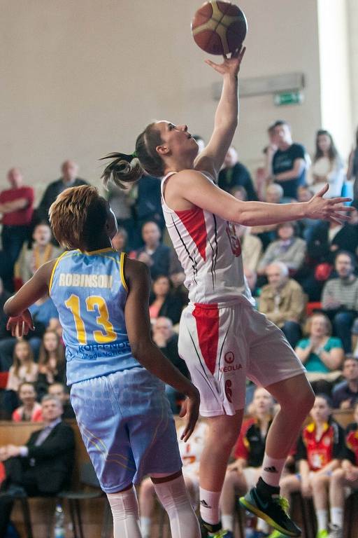 Ženská basketbalová liga - finále play off: TJ Sokol Hradec Králové - ZVVZ USK Praha.