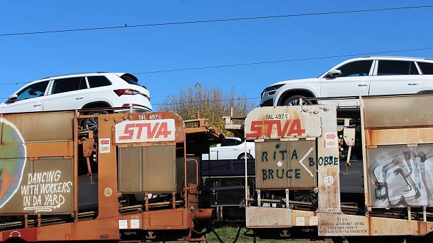 Auta kam se podíváš. Automobilka musela řešit nejen výrobu při nedostatku čipů, ale i to, kde množství nedokončených aut odstavit.