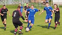 ŠLÁGR PŘEBORU. Fotbalisté Dohalic (v modrém) si dojeli pro cenné tři body do Prasku, kde po boji zvítězili 4:2. Foto: Lubomír Douděra