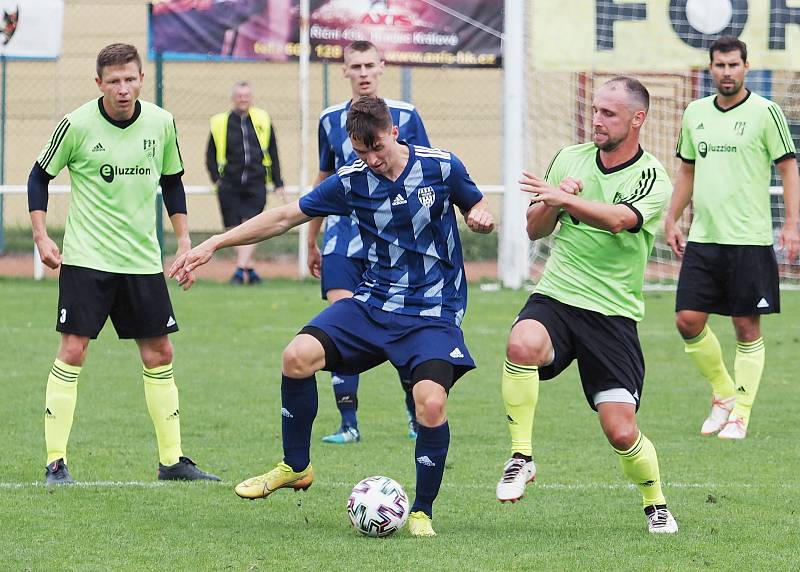 Fotbalisté Třebše (v modrém) v domácím prostředí porazili Vysokou nad Labem těsně 2:1.
