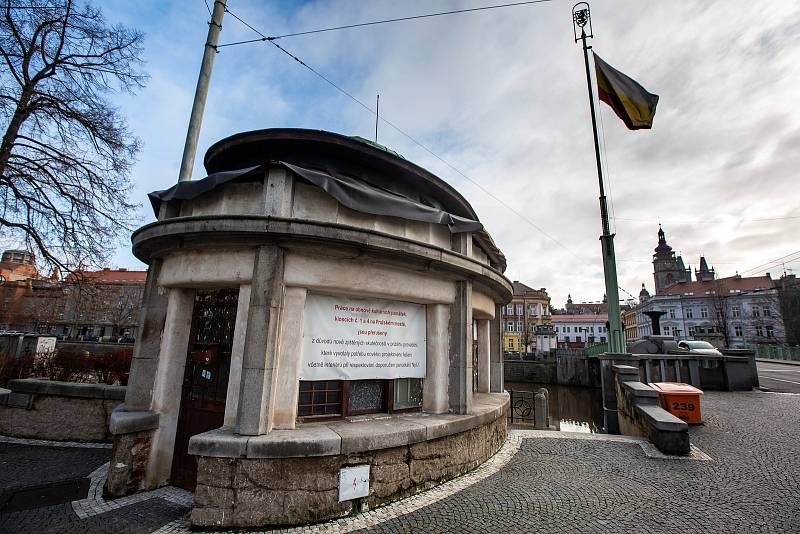 Kiosky u Pražského mostu v Hradci Králové.