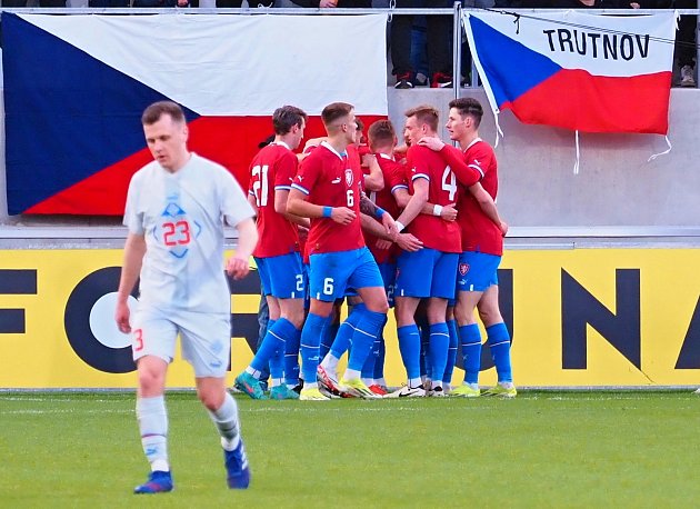 FOTO: Plný hradecký stadion si užil demolici Islandu. Lvíčata našla nový domov