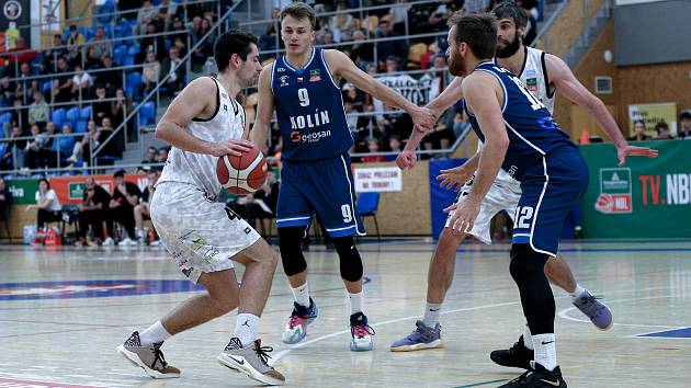 Hradečtí basketbalisté (v bílém) prohráli poslední zápas s Kolínem. Jak dopadnou na Slavii?