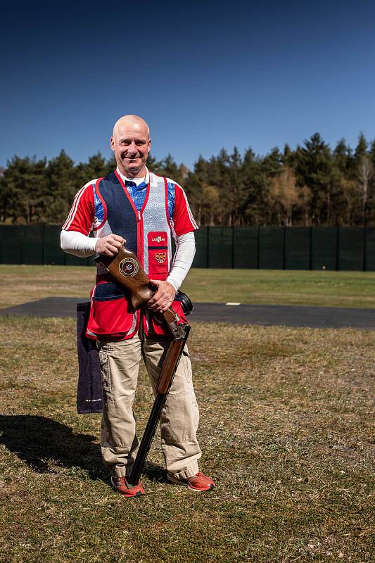 Miroslav Lidinský, bývalý voják, se po zranění v Afghánistánu věnuje paralympijským sportům, jako je lyžování, golf a nově i střelba.