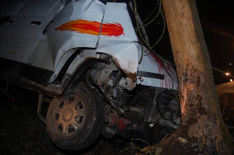 Zatáčku nezvládl řidič dodávky na silnici mezi Krňovicemi a Třebechovicemi pod Orebem. Auto zastavil až náraz do stromu. Spolujezdec vyvázl bez zranění. Řidič, který zřejmě utrpěl zranění, z místa nehody utekl.