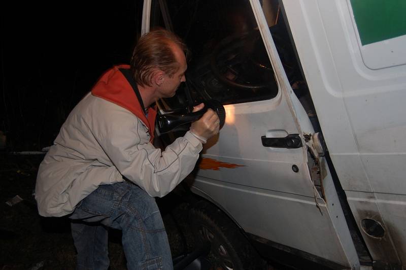 Zatáčku nezvládl řidič dodávky na silnici mezi Krňovicemi a Třebechovicemi pod Orebem. Auto zastavil až náraz do stromu. Spolujezdec vyvázl bez zranění. Řidič, který zřejmě utrpěl zranění, z místa nehody utekl.