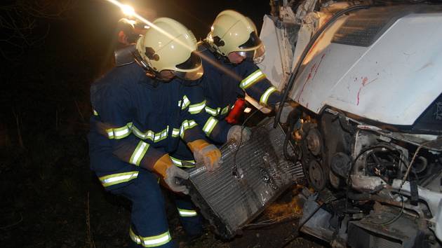 Zatáčku nezvládl řidič dodávky na silnici mezi Krňovicemi a Třebechovicemi pod Orebem. Auto zastavil až náraz do stromu. Spolujezdec vyvázl bez zranění. Řidič, který zřejmě utrpěl zranění, z místa nehody utekl.