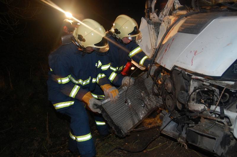 Zatáčku nezvládl řidič dodávky na silnici mezi Krňovicemi a Třebechovicemi pod Orebem. Auto zastavil až náraz do stromu. Spolujezdec vyvázl bez zranění. Řidič, který zřejmě utrpěl zranění, z místa nehody utekl.