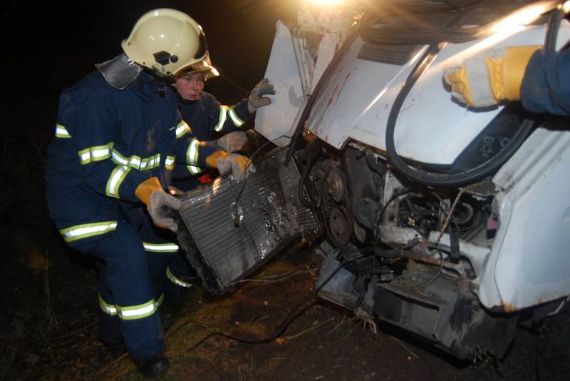 Zatáčku nezvládl řidič dodávky na silnici mezi Krňovicemi a Třebechovicemi pod Orebem. Auto zastavil až náraz do stromu. Spolujezdec vyvázl bez zranění. Řidič, který zřejmě utrpěl zranění, z místa nehody utekl.