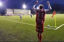 Fotbalisté divizního Náchoda (v modrobílém) zvítězili na umělé trávě v Ohrazenicích s třetiligovým týmem FK Pardubice B 2:1.