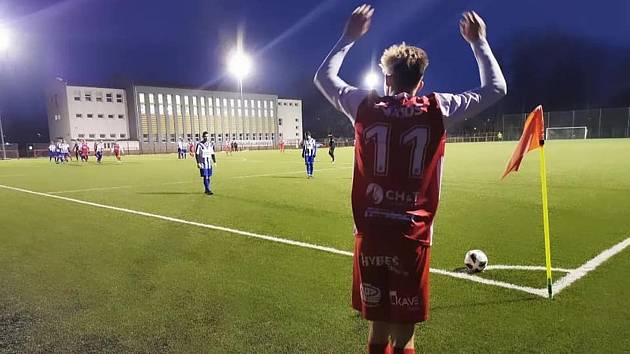 Fotbalisté divizního Náchoda (v modrobílém) zvítězili na umělé trávě v Ohrazenicích s třetiligovým týmem FK Pardubice B 2:1.