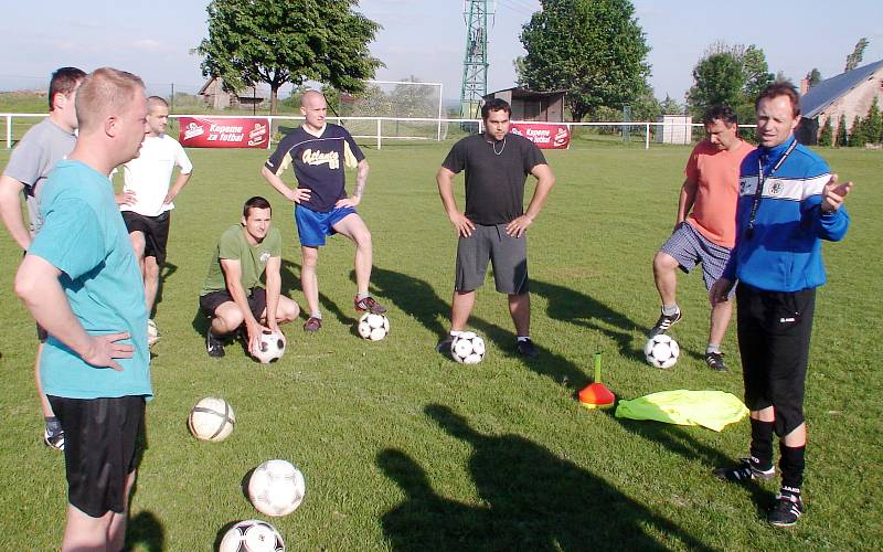 Projekt Gambrinusu "Kopeme za fotbal" v Nedělištích.