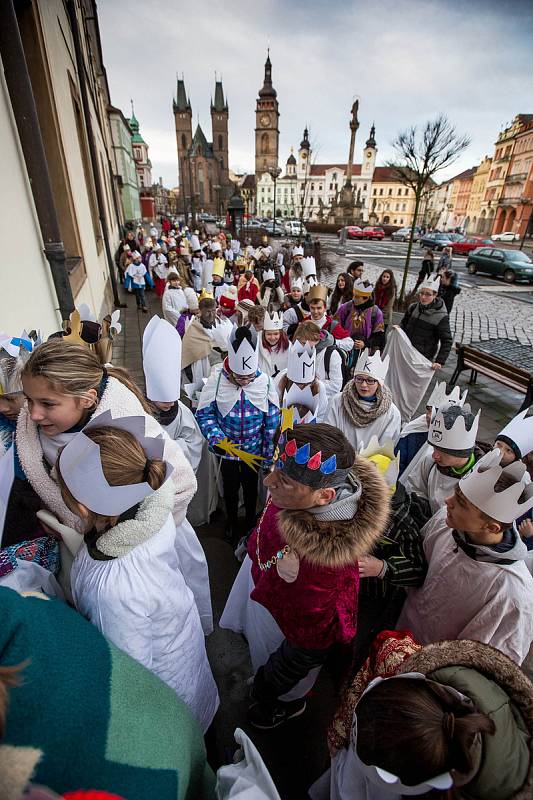 Tříkrálovká sbírka v Hradci Králové: V katedrále svatého Ducha požehnal všem koledníkům biskup Jan Vokál.