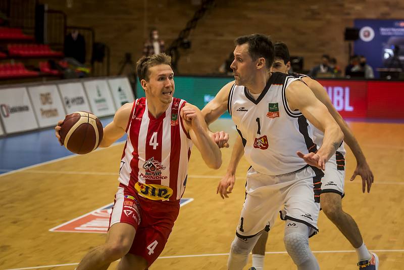 Hradec Králové (v bílém) vs. Pardubice 92:90. Královští sokoli mohli ihned po skončení duelu o bronz slavit.