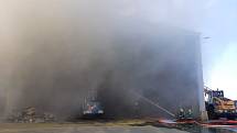 Požár haly s odpadem na Slezském předměstí v Hradci