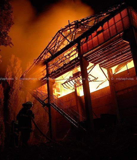 Jednotky z Jaroměře  vyjely na požár skladováku píce. Předběžná škoda byla odhadnuta na 24 milionů korun