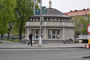 Kotěrovy kiosky na Pražském mostu ožívají jen zvolna.