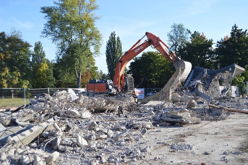 Bagry už zcela zdemolovaly hlavní bránu s pokladnami. Zmizely i sociální zařízení, schody na západní tribunu nebo skoro 50 let stará světelná tabule.