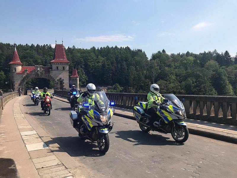 Téměř dvě stovky motorkářek a motorkářů se v sobotu zúčastnily celorepublikové preventivní kampaně Začněme spolu aneb Kolama dolů.