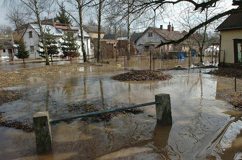 Povodně v obci Rodov na Hradecku.