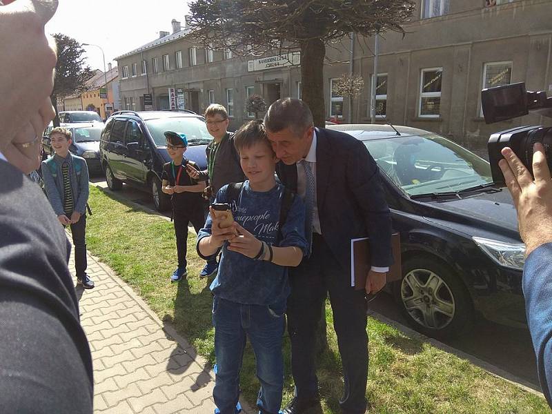 Andrej Babiš pózoval studentům před hořickou průmyslovku pro selfie.