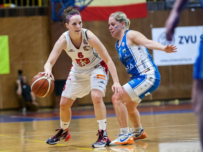 Bonver ŽBL - o 3. místo: Sokol ZVU Strojírny Hradec Králové - BK Kara Trutnov.