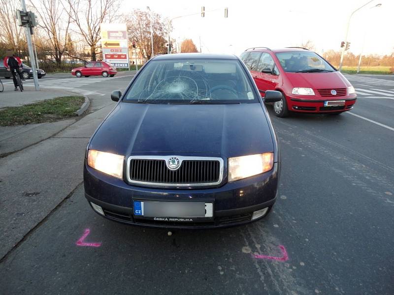 Střet osobního automobilu s cyklistou v ulici Akademika Bedrny v Hradci Králové.