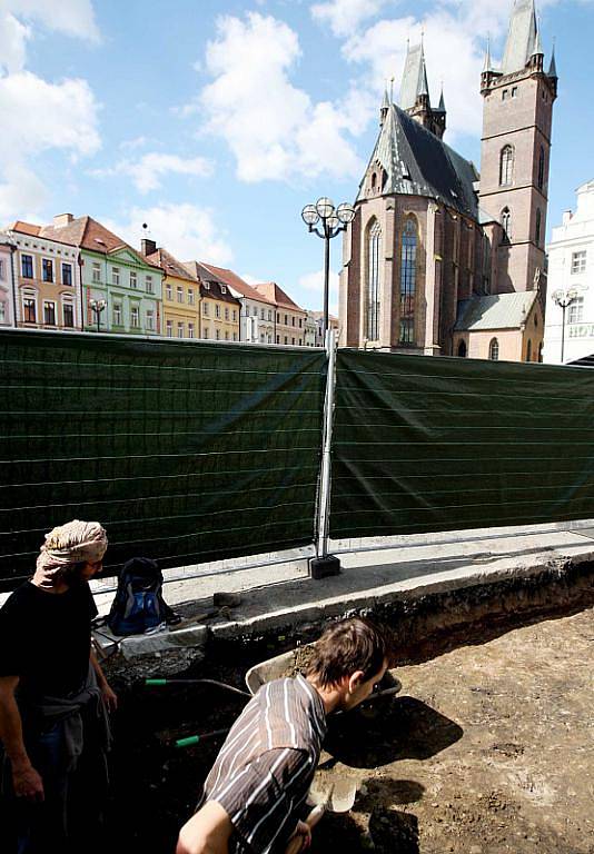 Při průzkumných sondách archeologů, které předcházejí rekonstrukci Velkého náměstí v Hradci, se našly lidské kostry. 