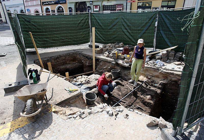 Při průzkumných sondách archeologů, které předcházejí rekonstrukci Velkého náměstí v Hradci, se našly lidské kostry. 