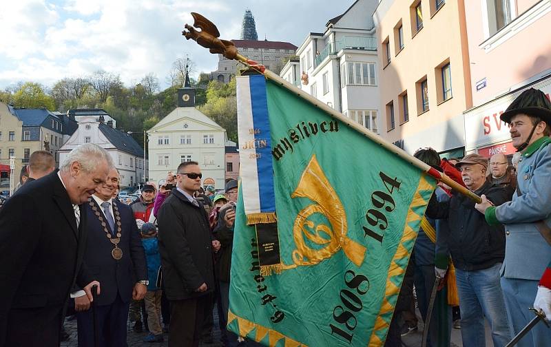 Prezident Miloš Zeman se před příchodem na náchodskou radnici poklonil praporu historických jednotek.