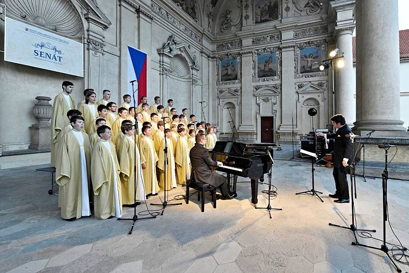 Královéhradečtí senioři zavítali na senátní koncert.