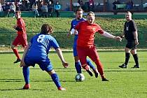 Fotbalisté Miletína (v červeném) přehráli úpickou Spartu. Dva góly vstřelil Filip Vondrouš (u míče).