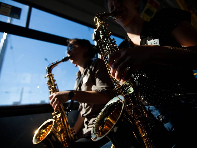 Saxofonový soubor Saxtet ze ZUŠ Střezina v trolejbusu královéhradecké MHD.