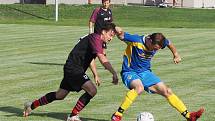 ŠLÁGR OKRESNÍHO PŘEBORU. Fotbalisté Prasku (v tmavém)  v souboji o čelo tabulky porazili Roudnici B 1:0.