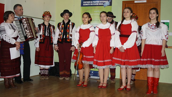 S tradičními písněmi a v krojích vystupuje skupina Džerelo, která se představí i v Hradci.
