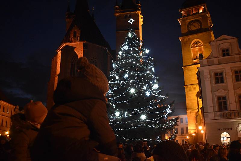 První adventní neděli si užily hlavně rodiny s dětmi v Hradci Králové, kde se smrky ztepilé rozsvítily ve vánočním hávu na Velkém a Masarykově náměstí.