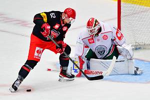 Hradecký hokejista Radek Pilař se takhle snažil překonat gólmana Frölundy Larse Johanssona.