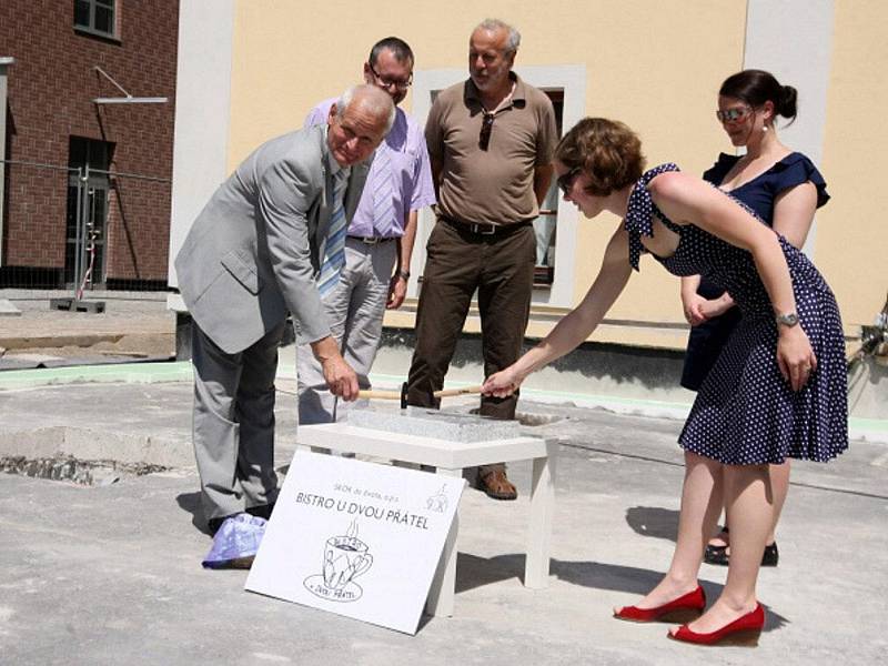 Poklepání na základní kámen bistra U Dvou přátel se uskutečnilo v Regiocentru v Hradci Králové.  