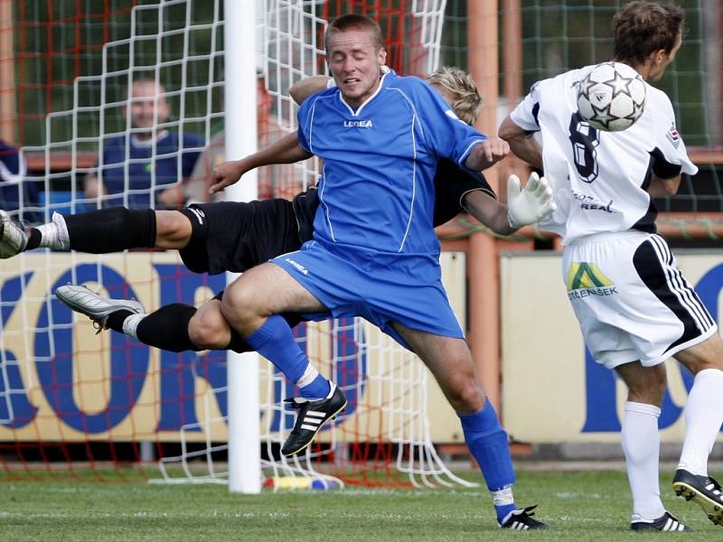 Sokol Živanice - FC Hradec Králové. Zleva  Jiří Černohubý a hradecký Ivo Svoboda.