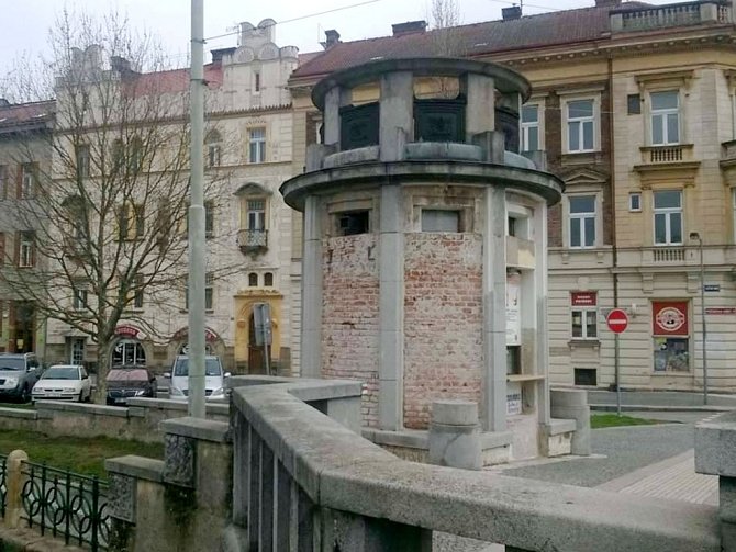 Kiosek na Pražském mostě v Hradci Králové.