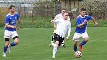 Fotbalisté Solnice (v bílém) vyhráli na hřišti hradecké Lokomotivy 5:0