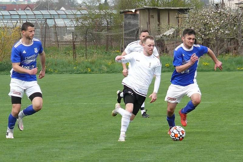 Fotbalisté Solnice (v bílém) vyhráli na hřišti hradecké Lokomotivy 5:0