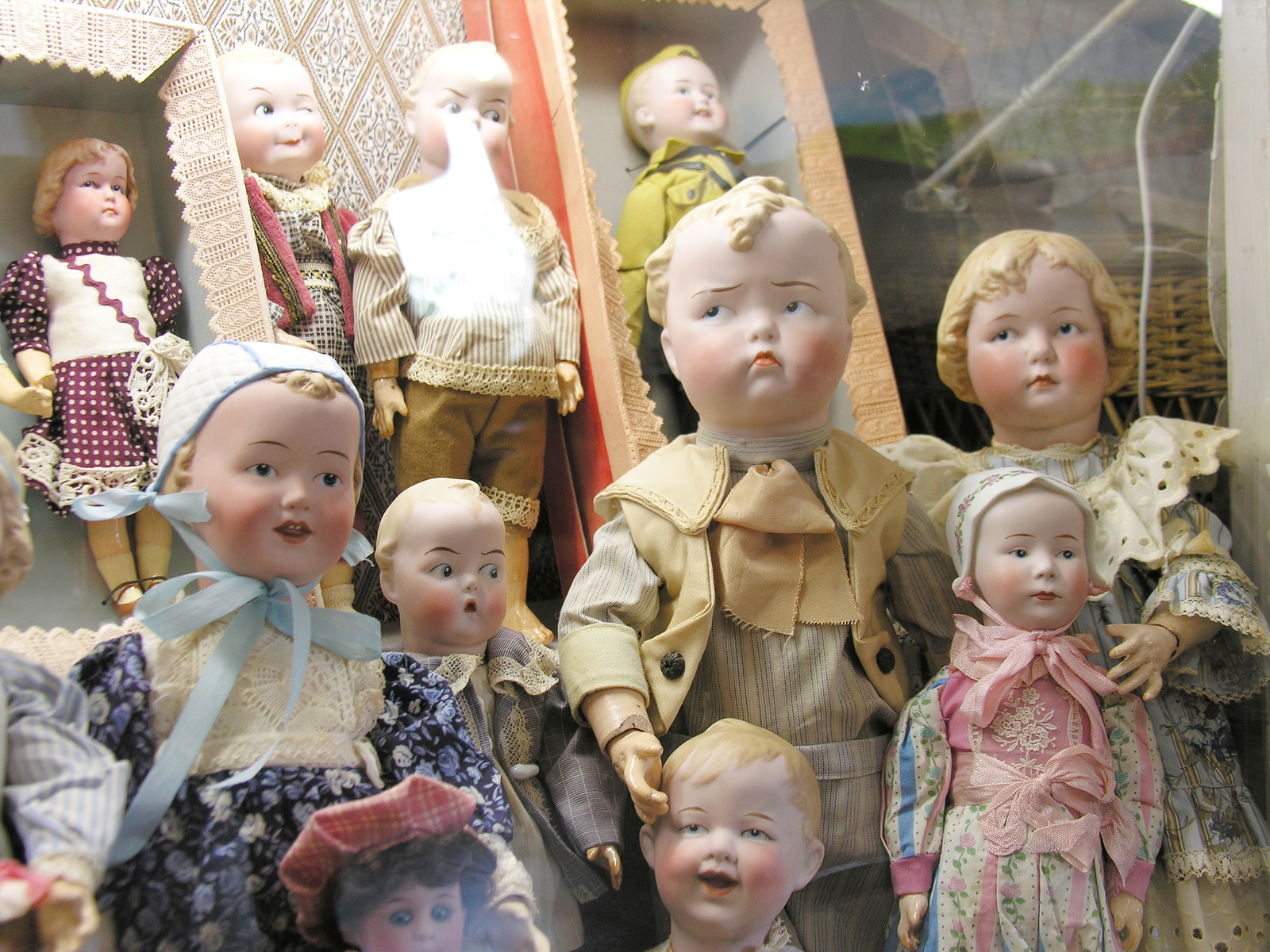 FOTO: Bydžovské muzeum hraček láká i na robotické panenky staré 150 let -  Hradecký deník