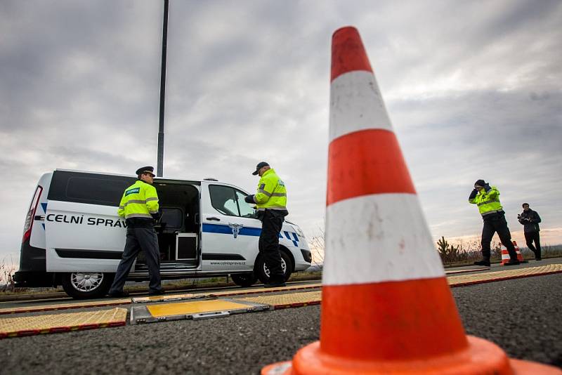 Celníci a policisté při kontrolách vozidel na dálnici D11.