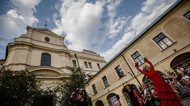 Ke konci června již po několik desítek let k Hradci Králové neodmyslitelně patří několikadenní svátek divadla, těla a všech jeho smyslů, tedy festivalu Regiony.