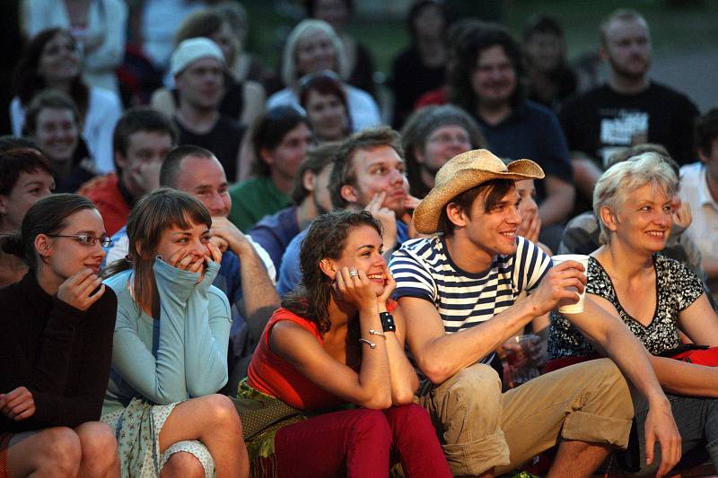 NEOPAKOVATELNÁ ATMOSFÉRA zdobí tradiční festival Divadlo evropských regionů v Hradci Králové. Na deset dnů se kromě tradičních sálů stanou jevištěm mnohé ulice a zákoutí krajské metropole. V žebříčku návštěvnosti akcí v kraji přehlídka nemá konkurenci.