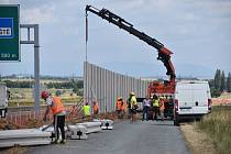Na konci června začalo budování nových protihlukových stěn na D11 u Hradce Králové. Dočkají se i Plačice?